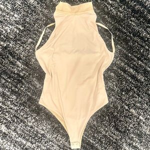 SAMANTHA ENG || High-Neck Open Back Snap Bodysuit in Beige - SZ Small ⭐️NWT⭐️